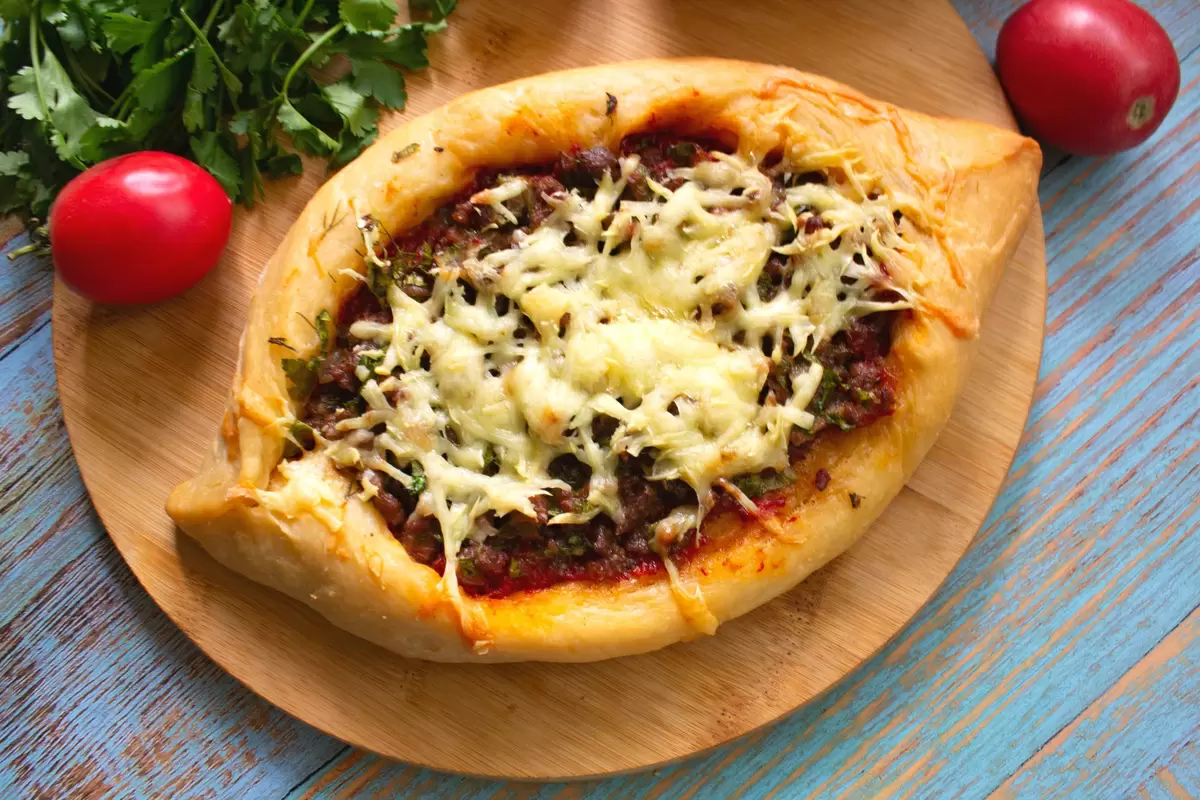 Турецкое пиде с мясным фаршем: простота и вкус в каждом укусе