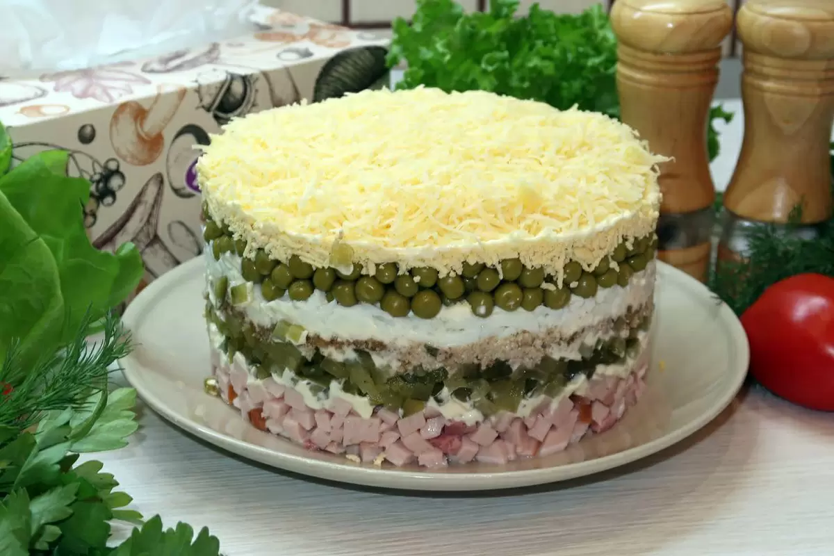 Салат Комплимент с ветчиной и грецкими орехами