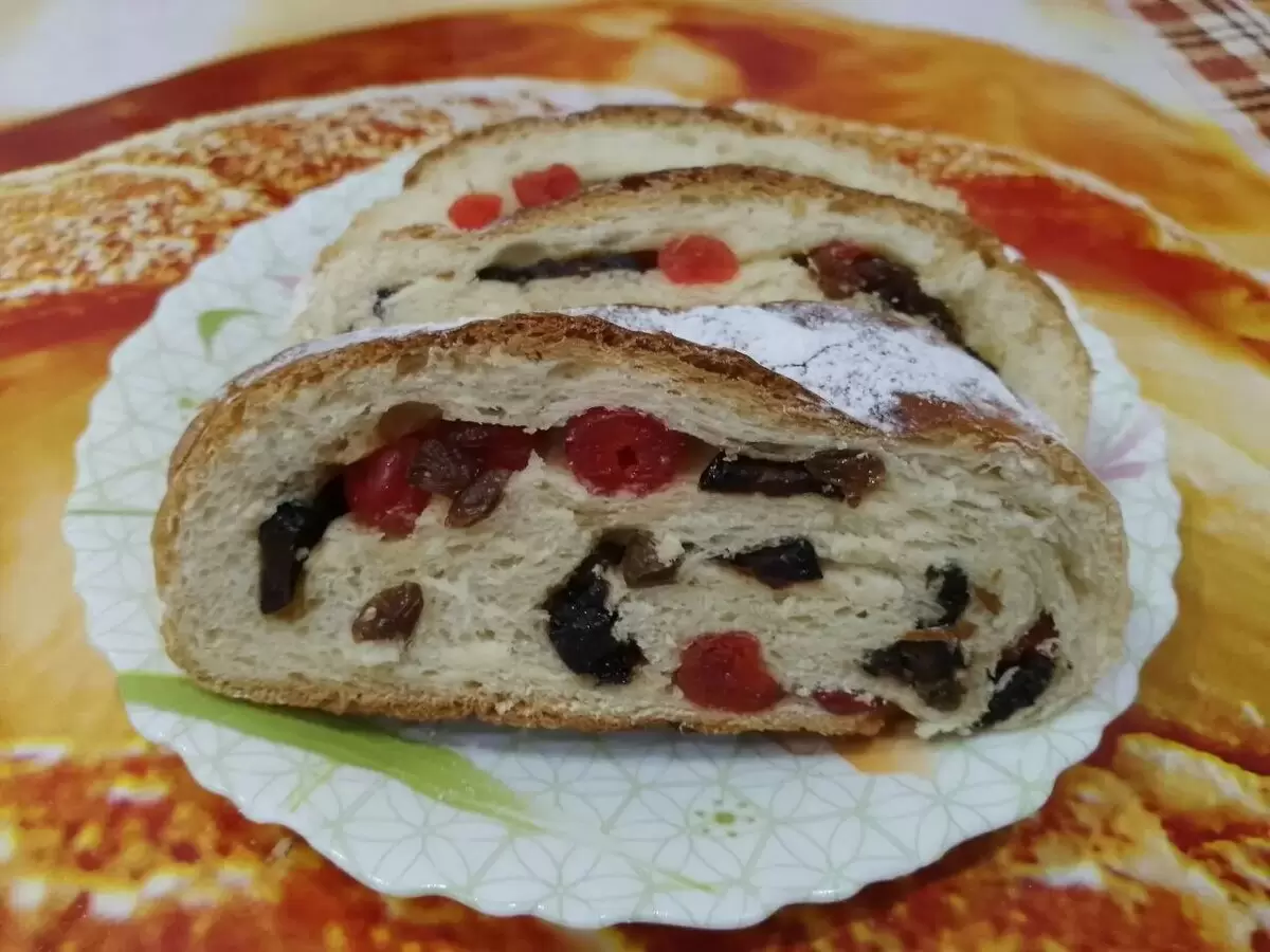 Нежный рулет с сухофруктами и ягодами