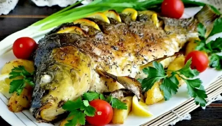 Запеченный карп в сметане: простое и вкусное праздничное блюдо