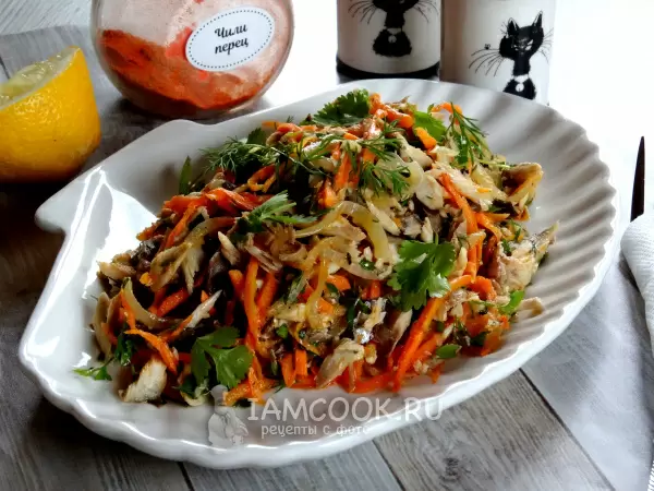 Вдохновение для легкого ужина: салат с вареной скумбрией