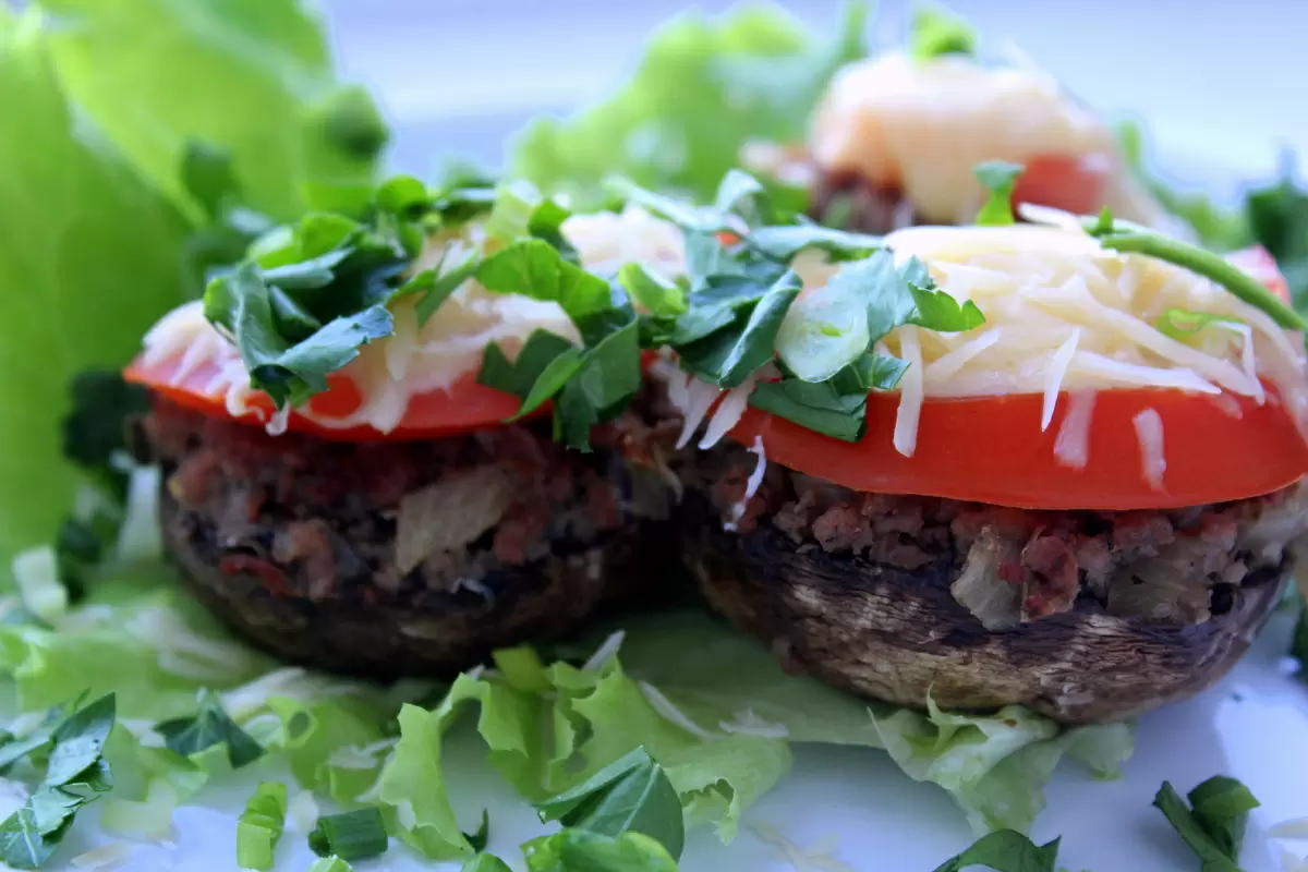 Как быстро и вкусно приготовить фаршированные шампиньоны: секреты идеального блюда