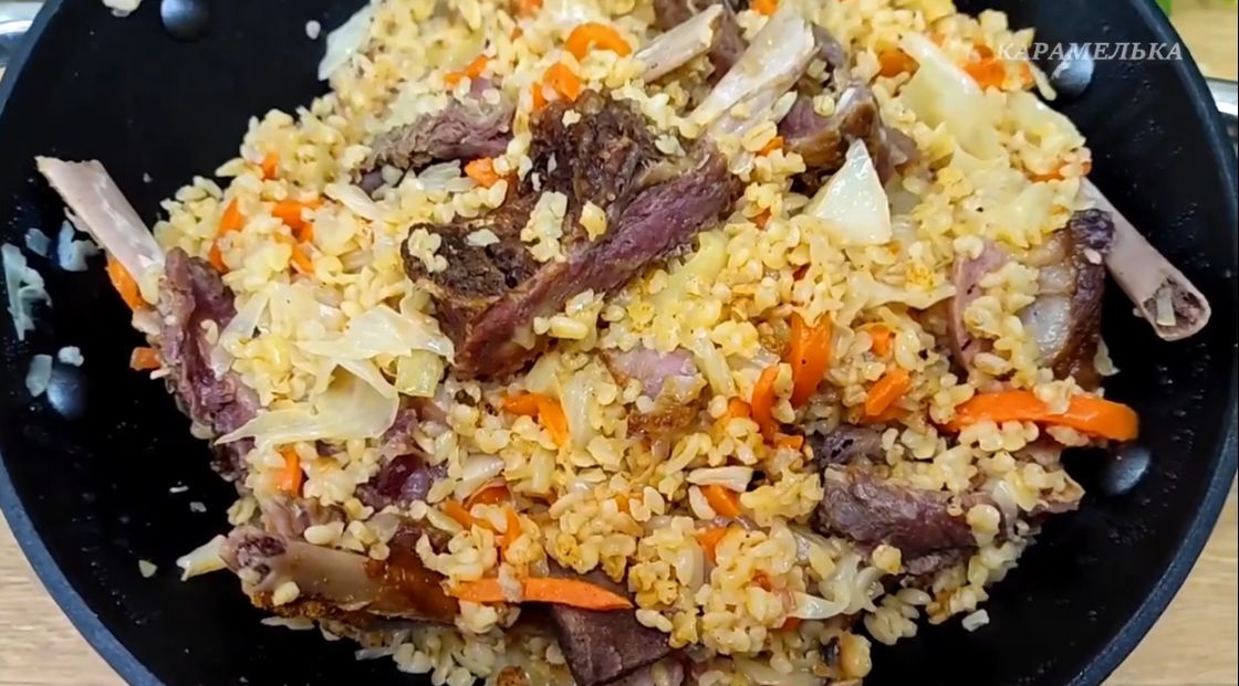 Сытный булгур с капустой и рёбрышками: Как быстро удивить домашних
