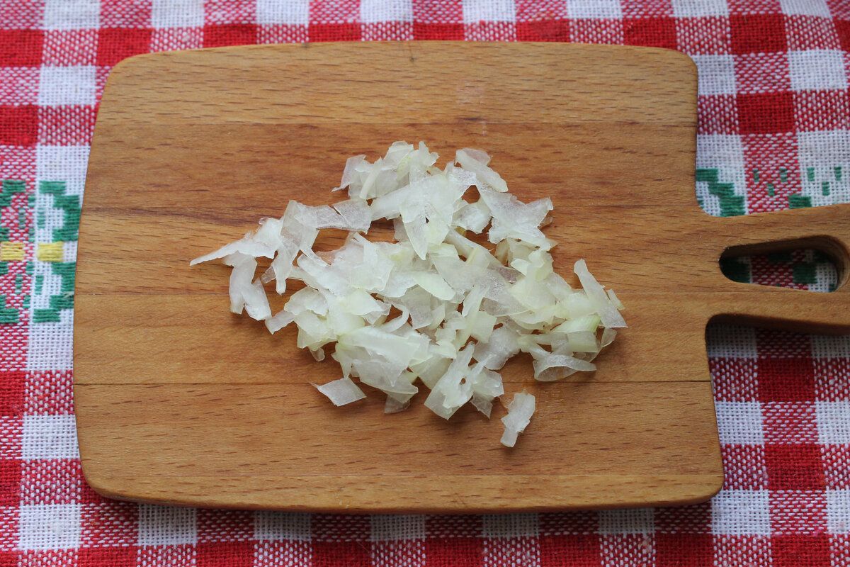 Нежный слоёный салат с курицей и консервированной кукурузой