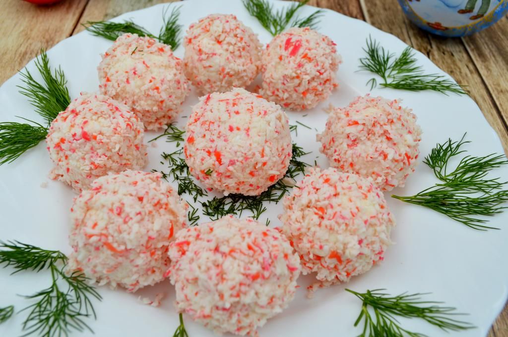 Лёгкая закуска из крабовых палочек с маслиной и сырной крошкой