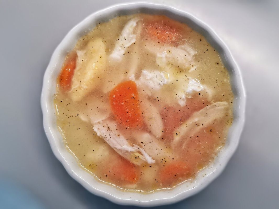 Вкусный куриный бульон с яичным топпингом для всей семьи