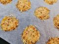 Вкусные сырные чипсы с пикантным хреном