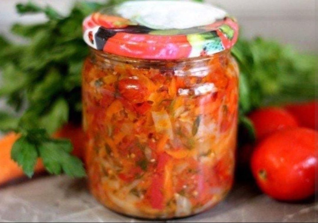 Секреты зимних заготовок: овощной салат и маринованный чеснок