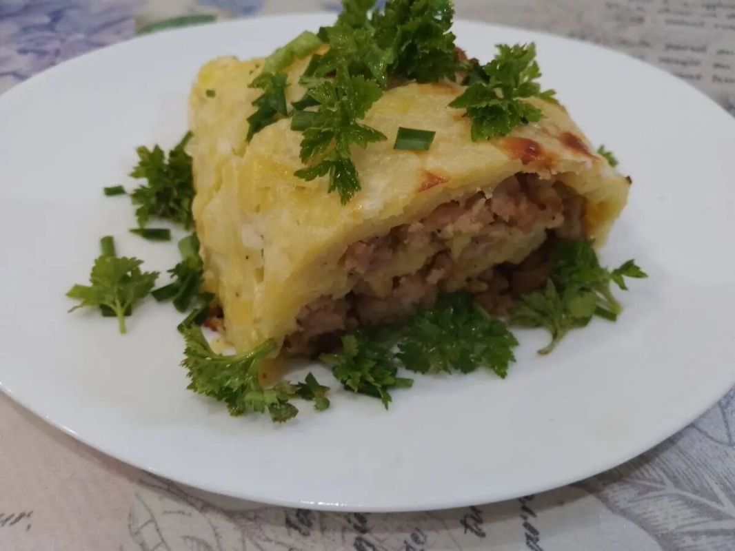 Вкусный картофельный рулет с легкой мясной начинкой