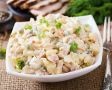 Куриный салат с копченым сыром, картошкой и зеленым горошком –?кий акцент на праздничном столе