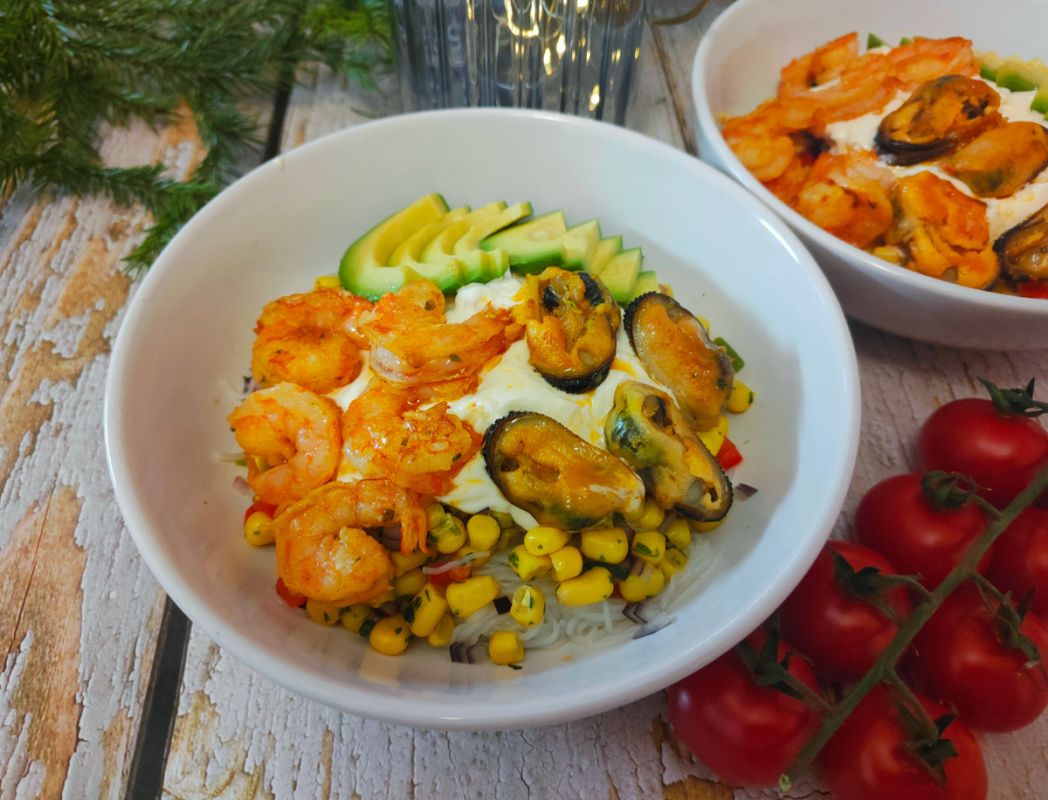 Вкусный боул с фунчозой и морепродуктами